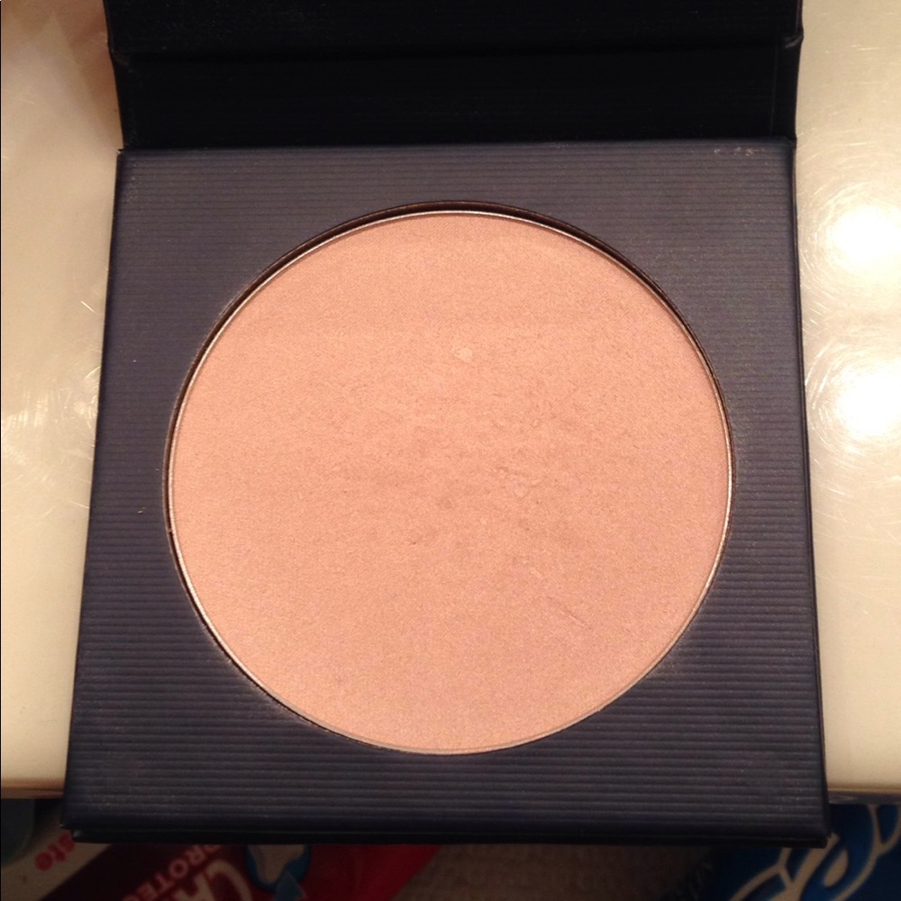 Beautycounter luminous powder highlighter